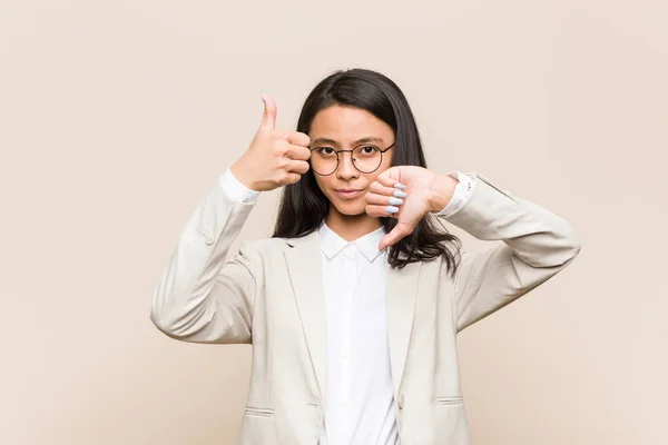 Młody Biznes Chińska Kobieta Pokazując Kciuki Górę Kciuki Dół Trudna — Zdjęcie stockowe