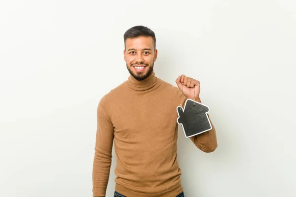 Junger Südasiatischer Mann Der Eine Heimat Ikone Glücklich Lächelnd Und — Stockfoto