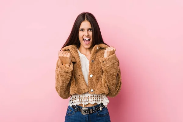 Mujer Linda Joven Animando Despreocupado Emocionado Concepto Victoria — Foto de Stock