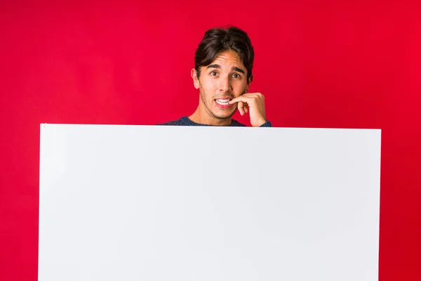 Jongeman Met Een Plakkaat Bijtende Vingernagels Nerveus Zeer Angstig — Stockfoto