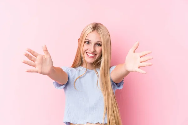 Joven Mujer Rubia Sobre Fondo Rosa Siente Seguro Dar Abrazo —  Fotos de Stock