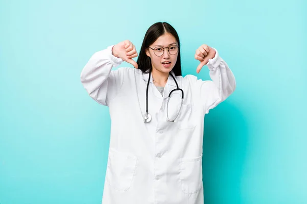 Joven Doctora China Mostrando Pulgar Hacia Abajo Expresando Aversión —  Fotos de Stock