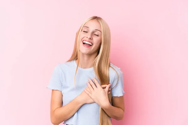 Ung Blond Kvinna Rosa Bakgrund Skrattar Hålla Händerna Hjärtat Begreppet — Stockfoto