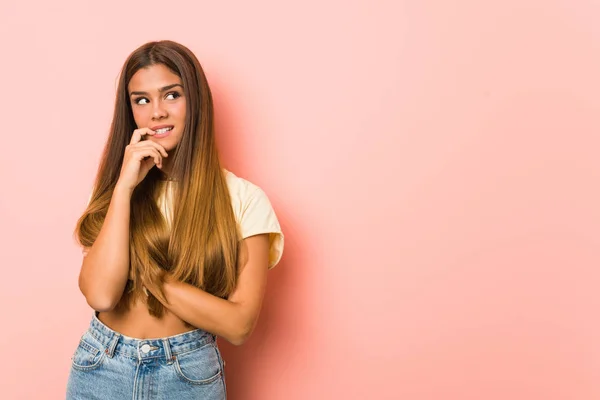 Jovem Magro Mulher Relaxado Pensando Algo Olhando Para Espaço Cópia — Fotografia de Stock