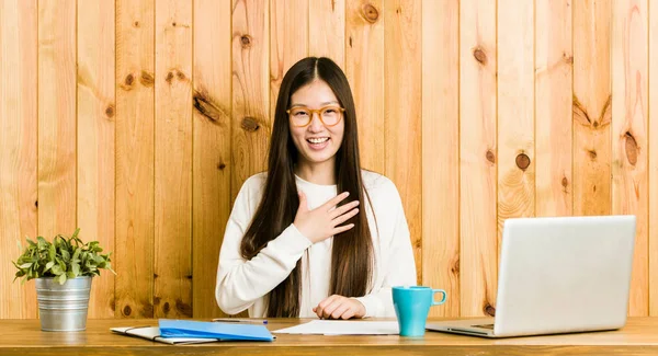 Joven Mujer China Estudiando Escritorio Ríe Voz Alta Manteniendo Mano —  Fotos de Stock