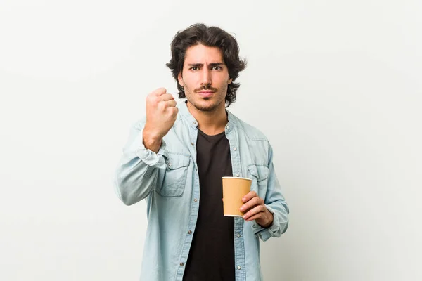 Junger Cooler Mann Trinkt Einen Kaffee Und Zeigt Der Kamera — Stockfoto