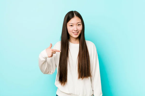 Jonge Mooie Chinese Vrouw Persoon Met Hand Wijzen Naar Een — Stockfoto