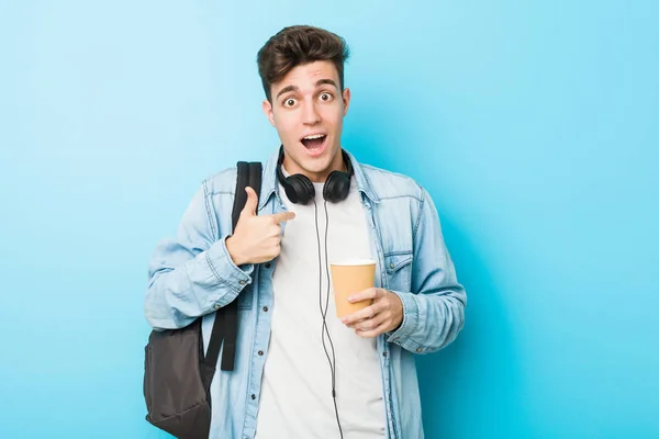 Junger Kaukasischer Student Mit Einem Kaffee Zum Mitnehmen Überrascht Auf — Stockfoto