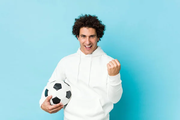 Sportowiec Trzymający Piłkę Nożną Kibicujący Beztrosko Podekscytowany Koncepcja Zwycięstwa — Zdjęcie stockowe