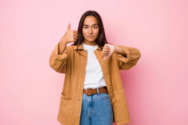 Jovem Mestiço Indiana Mulher Isolado Mostrando Polegares Para Cima Polegares — Fotografia de Stock