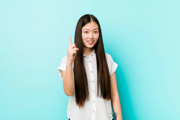 Jovem Mulher Chinesa Bonita Mostrando Número Com Dedo — Fotografia de Stock