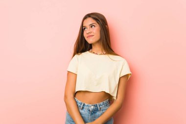 Hedeflerine ve amaçlarına ulaşmayı hayal eden zayıf bir kadın.