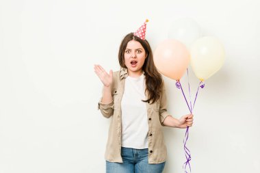 Genç ve cüsseli kadın doğum gününü kutluyor. Şaşırdı ve şok oldu..