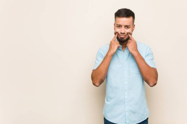 Güney Asyalı genç adam iki seçenek arasında şüpheye düşüyor.