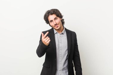 Genç bir iş adamı beyaz bir arkaplanda seni işaret ediyor sanki davet ediliyormuş gibi..