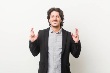 Genç bir iş adamı beyaz bir geçmişe sahip olduğu için şans diliyor.