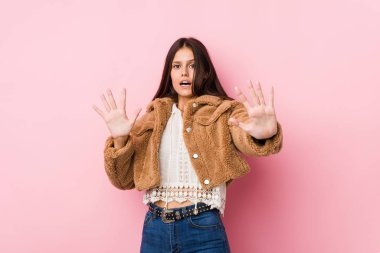 Genç ve güzel bir kadın, yaklaşan bir tehlike yüzünden şoka giriyor.