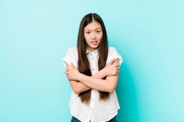 Genç güzel Çinli kadın düşük sıcaklık veya bir hastalık nedeniyle soğuk gidiyor.