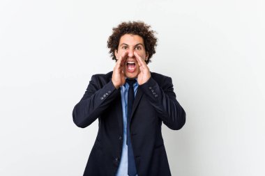 Genç iş adamı beyaz arka plana karşı heyecanlı bağırıyor.