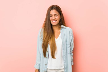 Genç sıska kadın gülüyor ve gözlerini kapıyor, rahatlamış ve mutlu hissediyor..