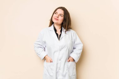 Genç doktor kadın hedeflere ve amaçlara ulaşmayı hayal ediyor.