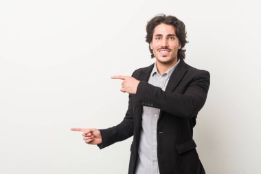 Beyaz bir geçmişi olan genç bir iş adamı işaret ederek heyecanlanıyor..