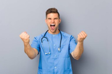 Genç hemşire kaygısız ve heyecanlı bir şekilde tezahürat yapıyor. Zafer konsepti.