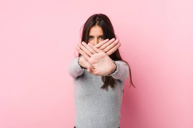 Genç tatlı bir kadın inkar jesti yapıyor.