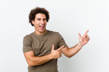 Olgun, yakışıklı bir adam işaret parmaklarıyla bir fotokopi alanını işaret ederek heyecan ve arzusunu ifade ediyor..