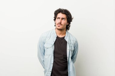 Beyaz bir geçmişi olan genç ve yakışıklı bir adam kafası karışmış, şüpheli ve güvensiz hissediyor..