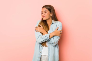 Genç, sıska kadın sarılması, kaygısız ve mutlu bir gülümseme..