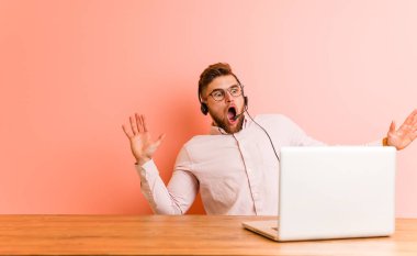 Çağrı merkezinde çalışan genç bir adam, yakın bir tehlike nedeniyle şok oluyor.