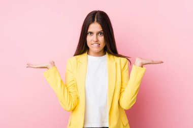 Genç iş kadınının kafası karışık ve omuz silkme konusunda şüpheleri var..