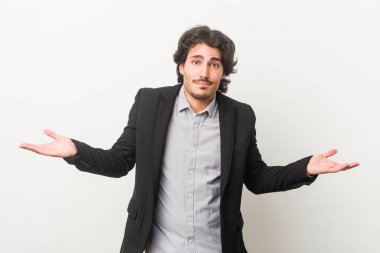 Beyaz bir geçmişi olan genç bir iş adamı şüpheye düşüp omuz silkiyor..