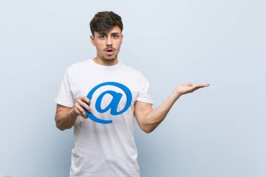 İkonda tutulan İspanyol genç adam, avuç içi fotokopi alanını elinde tutmaktan etkilendi..