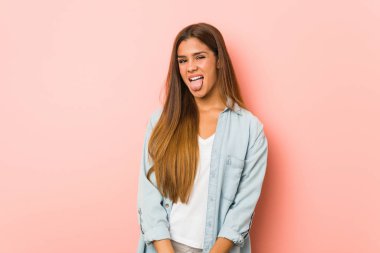 Genç, sıska, komik ve arkadaş canlısı bir kadın..