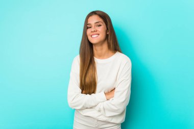 Genç, sıska kadın gülüyor ve eğleniyor..