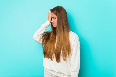 Sıska bir kadın bir şey unutuyor. Alnına avuç içiyle vurup gözlerini kapatıyor..