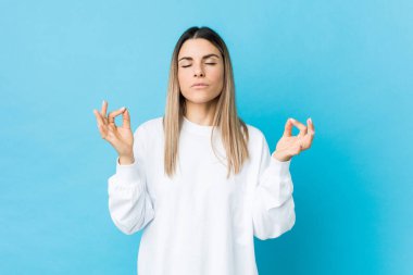 Kafkasyalı genç kadın sıkı çalışma gününden sonra dinleniyor, yoga yapıyor..