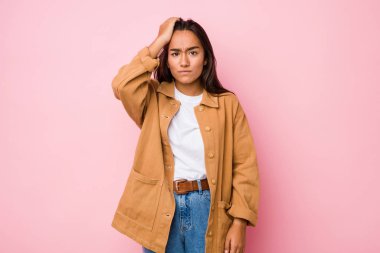 Genç melez Hintli kadın kendini soyutlamış yorgun ve uykulu. Elini başının üstünde tutuyor..