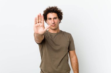 Olgun, yakışıklı, izole edilmiş, elini uzatmış, dur işareti gösteren, seni engelleyen adam..