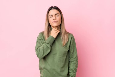 Kafkasyalı genç bir kadın virüs veya enfeksiyon yüzünden boğaz ağrısı çekiyor..