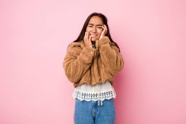 Genç melez Hintli kadın, kısa bir koyun postu giyiyor mızmızlanıyor ve ağlıyordu..