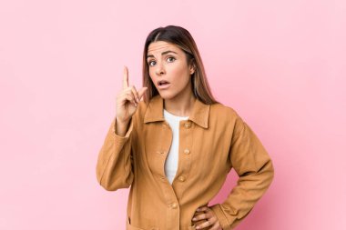 Kafkasyalı genç bir kadının bir fikri, ilham konsepti var..