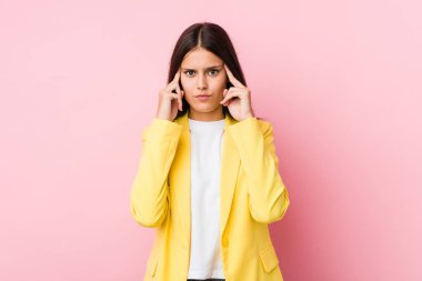 Genç iş kadını bir işe odaklanmış, parmaklarını işaret ediyor..