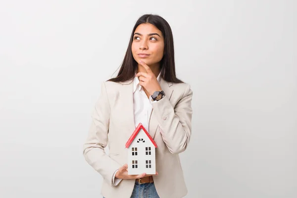 Young Arab Woman Holding House Icon Looking Sideways Doubtful Skeptical — Stock Photo, Image