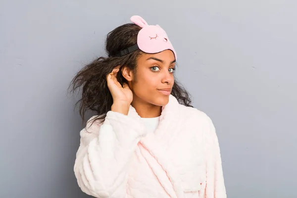 年轻的非洲裔美国女人穿着睡衣 戴着睡眠面具 想听一些闲话 — 图库照片