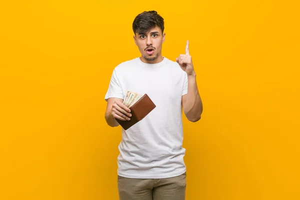 Junger Hispanischer Mann Der Eine Brieftasche Hält Und Eine Großartige — Stockfoto