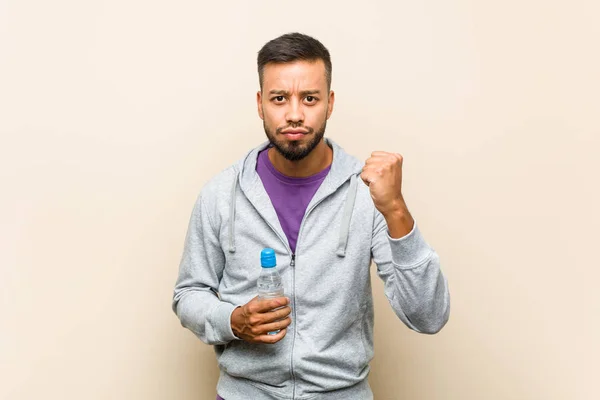 Jong Gemengd Ras Aziatische Man Met Een Fles Water Tonen — Stockfoto