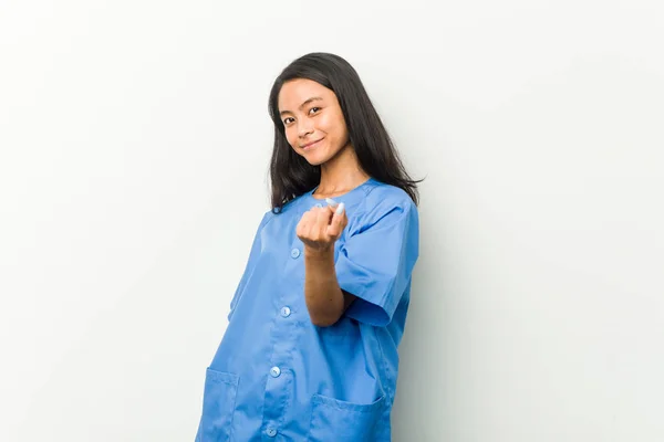 Junge Asiatische Krankenschwester Frau Zeigt Mit Dem Finger Auf Sie — Stockfoto